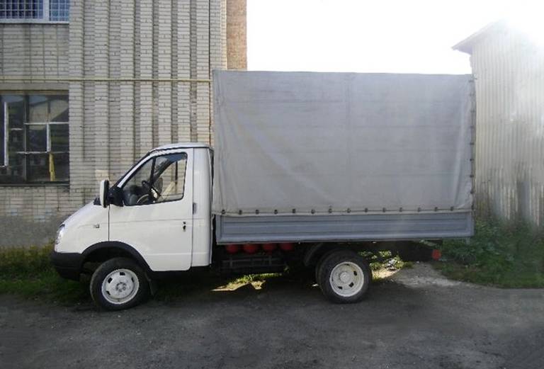 Заказать грузовой автомобиль для транспортировки вещей : Диван размер 2 м на 1 м, грузчик необходим по Краснодару